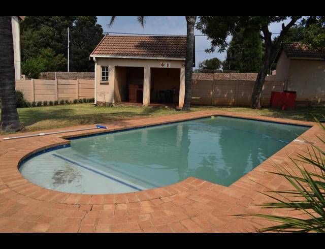 2 BEDROOM TOWNHOUSE FOR SALE IN KEW